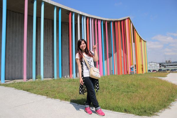 下福里市民活動中心： 【新北市林口景點】下福里市民活動中心~林口新地標七彩繽紛彩虹柱，IG打卡新熱點