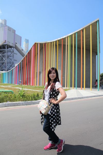 下福里市民活動中心： 【新北市林口景點】下福里市民活動中心~林口新地標七彩繽紛彩虹柱，IG打卡新熱點