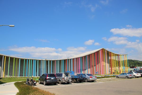 下福里市民活動中心： 【新北市林口景點】下福里市民活動中心~林口新地標七彩繽紛彩虹柱，IG打卡新熱點