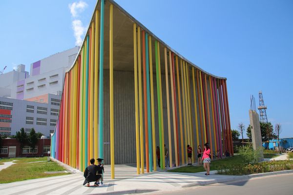 下福里市民活動中心： 【新北市林口景點】下福里市民活動中心~林口新地標七彩繽紛彩虹柱，IG打卡新熱點