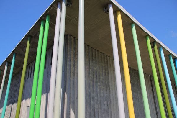 下福里市民活動中心： 【新北市林口景點】下福里市民活動中心~林口新地標七彩繽紛彩虹柱，IG打卡新熱點