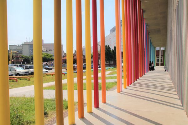 下福里市民活動中心： 【新北市林口景點】下福里市民活動中心~林口新地標七彩繽紛彩虹柱，IG打卡新熱點