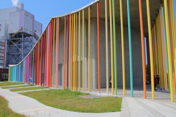 下福里市民活動中心： 【新北市林口景點】下福里市民活動中心~林口新地標七彩繽紛彩虹柱，IG打卡新熱點