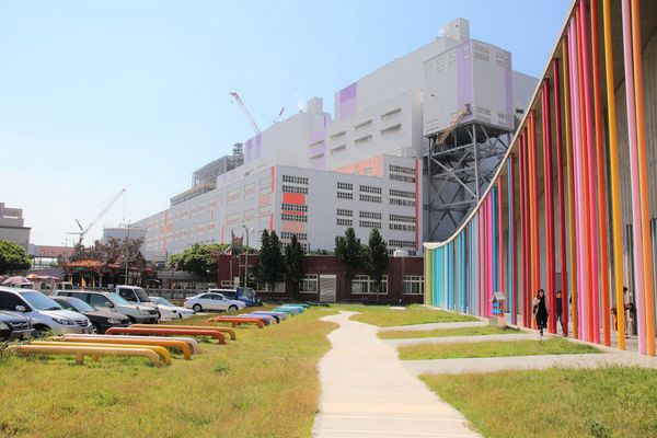 下福里市民活動中心： 【新北市林口景點】下福里市民活動中心~林口新地標七彩繽紛彩虹柱，IG打卡新熱點