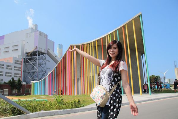 下福里市民活動中心： 【新北市林口景點】下福里市民活動中心~林口新地標七彩繽紛彩虹柱，IG打卡新熱點