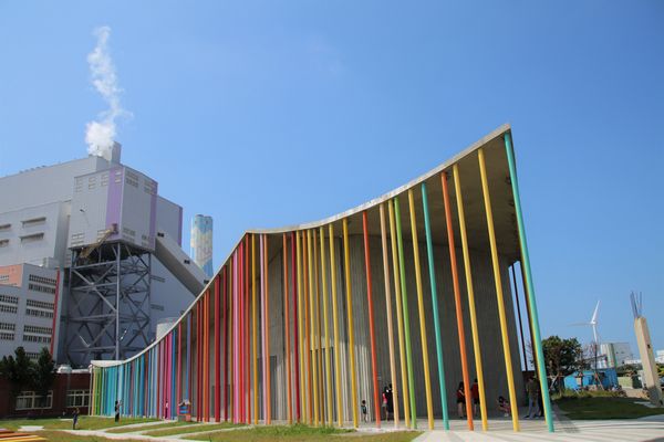 下福里市民活動中心： 【新北市林口景點】下福里市民活動中心~林口新地標七彩繽紛彩虹柱，IG打卡新熱點