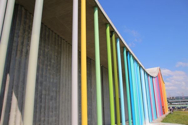 下福里市民活動中心： 【新北市林口景點】下福里市民活動中心~林口新地標七彩繽紛彩虹柱，IG打卡新熱點