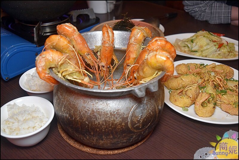 一品活蝦。全台唯一活蝦22吃!活蝦熱炒鍋物還有白飯吃到飽.營業到凌晨3點宵夜吃起來-商妮吃喝遊樂