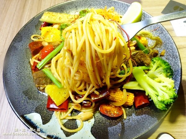 AL REVÉS顛倒restaurant:【捷運西門捷運站美食】 Al revés 顛倒餐廳-西門站 義式融合異國料理元素 碰撞出美妙創意新滋味 夢幻漸層冰沙IG打卡網美必拍!