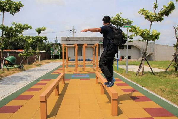國防砲陣地運動公園:【桃園景點】大園國防砲陣地運動公園~小小新兵體驗營 ,親子旅遊,APP下載互動遊戲體驗,觀賞民航機起降的最佳觀景台