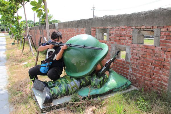 國防砲陣地運動公園:【桃園景點】大園國防砲陣地運動公園~小小新兵體驗營 ,親子旅遊,APP下載互動遊戲體驗,觀賞民航機起降的最佳觀景台