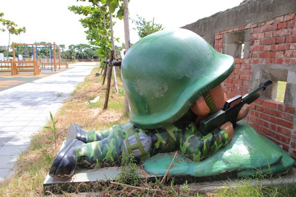 國防砲陣地運動公園:【桃園景點】大園國防砲陣地運動公園~小小新兵體驗營 ,親子旅遊,APP下載互動遊戲體驗,觀賞民航機起降的最佳觀景台