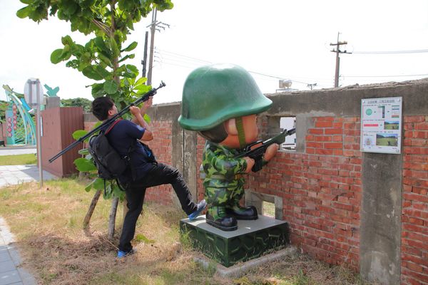 國防砲陣地運動公園:【桃園景點】大園國防砲陣地運動公園~小小新兵體驗營 ,親子旅遊,APP下載互動遊戲體驗,觀賞民航機起降的最佳觀景台