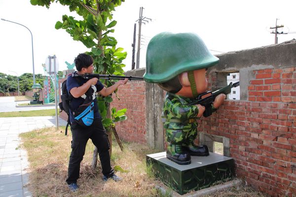 國防砲陣地運動公園:【桃園景點】大園國防砲陣地運動公園~小小新兵體驗營 ,親子旅遊,APP下載互動遊戲體驗,觀賞民航機起降的最佳觀景台