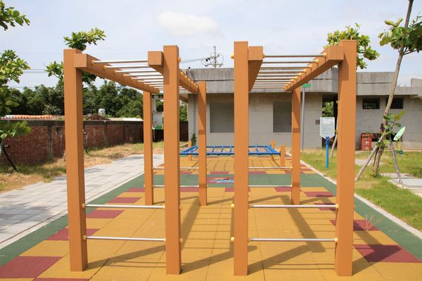 國防砲陣地運動公園:【桃園景點】大園國防砲陣地運動公園~小小新兵體驗營 ,親子旅遊,APP下載互動遊戲體驗,觀賞民航機起降的最佳觀景台