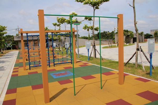 國防砲陣地運動公園:【桃園景點】大園國防砲陣地運動公園~小小新兵體驗營 ,親子旅遊,APP下載互動遊戲體驗,觀賞民航機起降的最佳觀景台