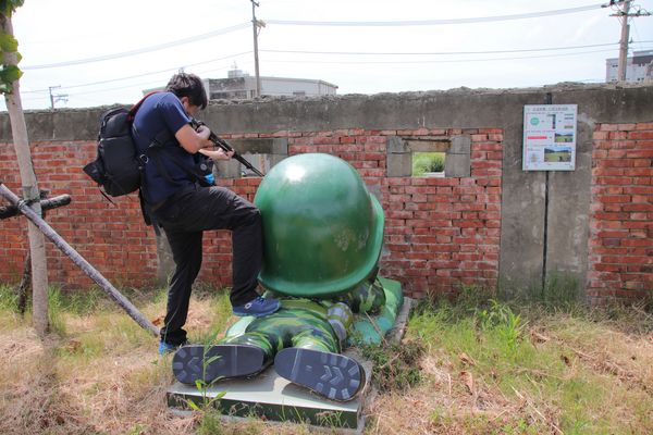 國防砲陣地運動公園:【桃園景點】大園國防砲陣地運動公園~小小新兵體驗營 ,親子旅遊,APP下載互動遊戲體驗,觀賞民航機起降的最佳觀景台