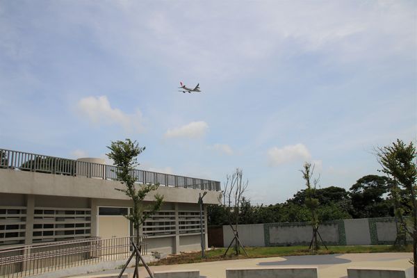 國防砲陣地運動公園:【桃園景點】大園國防砲陣地運動公園~小小新兵體驗營 ,親子旅遊,APP下載互動遊戲體驗,觀賞民航機起降的最佳觀景台