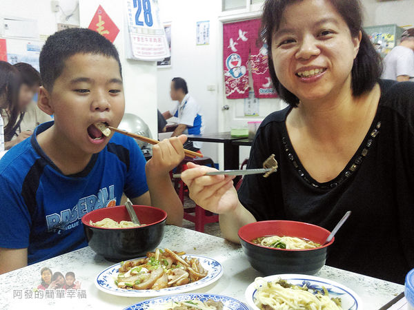 莊敬路無店名牛肉麵17-迫不及待的母子倆.jpg 莊敬路無店名牛肉麵17-迫不及待的母子倆.jpg