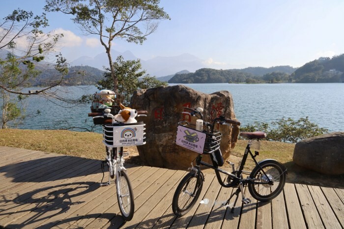 超夯排隊鹽酥雞！這家店的鹽酥雞不僅免費加蒜、洋蔥、蔥花等配料，還有醃漬蘿蔔與黃瓜，讓人一吃就停不下來，排隊的人潮證明了它的美味。