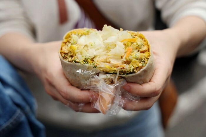 超夯排隊鹽酥雞！這家店的鹽酥雞不僅免費加蒜、洋蔥、蔥花等配料，還有醃漬蘿蔔與黃瓜，讓人一吃就停不下來，排隊的人潮證明了它的美味。