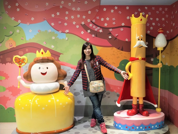 興麥蛋捲烘焙王國觀光工廠:【彰化線西景點】興麥蛋捲烘焙王國~童話風格拍照場景,彩虹樓梯色彩繽紛,蛋糕及甜品可口又美味