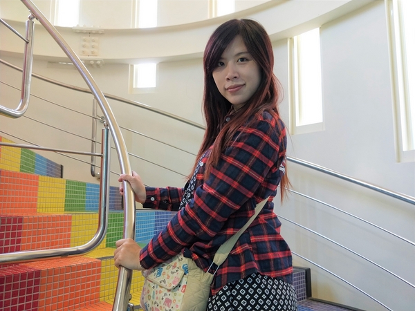 興麥蛋捲烘焙王國觀光工廠:【彰化線西景點】興麥蛋捲烘焙王國~童話風格拍照場景,彩虹樓梯色彩繽紛,蛋糕及甜品可口又美味