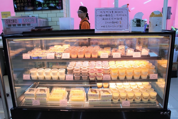 興麥蛋捲烘焙王國觀光工廠:【彰化線西景點】興麥蛋捲烘焙王國~童話風格拍照場景,彩虹樓梯色彩繽紛,蛋糕及甜品可口又美味