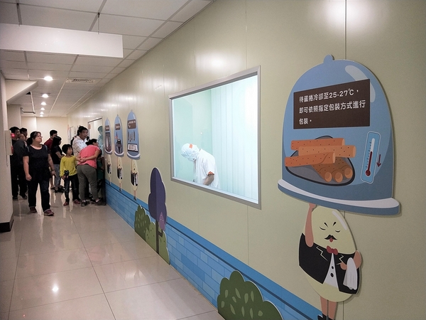 興麥蛋捲烘焙王國觀光工廠:【彰化線西景點】興麥蛋捲烘焙王國~童話風格拍照場景,彩虹樓梯色彩繽紛,蛋糕及甜品可口又美味