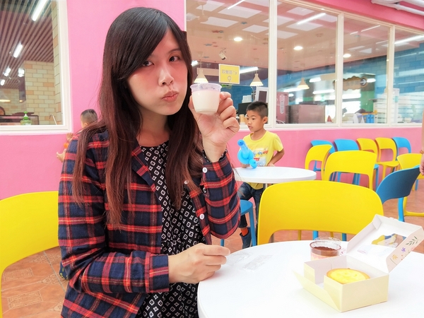 興麥蛋捲烘焙王國觀光工廠:【彰化線西景點】興麥蛋捲烘焙王國~童話風格拍照場景,彩虹樓梯色彩繽紛,蛋糕及甜品可口又美味