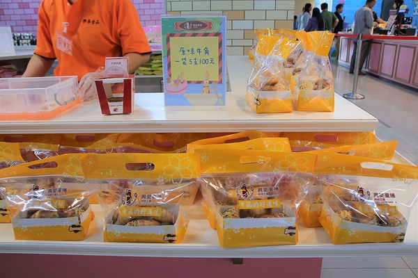 興麥蛋捲烘焙王國觀光工廠:【彰化線西景點】興麥蛋捲烘焙王國~童話風格拍照場景,彩虹樓梯色彩繽紛,蛋糕及甜品可口又美味