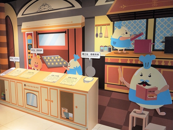 興麥蛋捲烘焙王國觀光工廠:【彰化線西景點】興麥蛋捲烘焙王國~童話風格拍照場景,彩虹樓梯色彩繽紛,蛋糕及甜品可口又美味