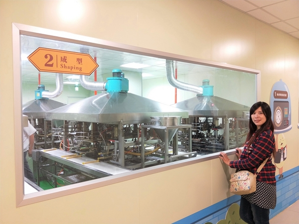 興麥蛋捲烘焙王國觀光工廠:【彰化線西景點】興麥蛋捲烘焙王國~童話風格拍照場景,彩虹樓梯色彩繽紛,蛋糕及甜品可口又美味