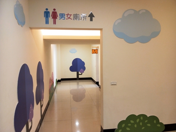 興麥蛋捲烘焙王國觀光工廠:【彰化線西景點】興麥蛋捲烘焙王國~童話風格拍照場景,彩虹樓梯色彩繽紛,蛋糕及甜品可口又美味