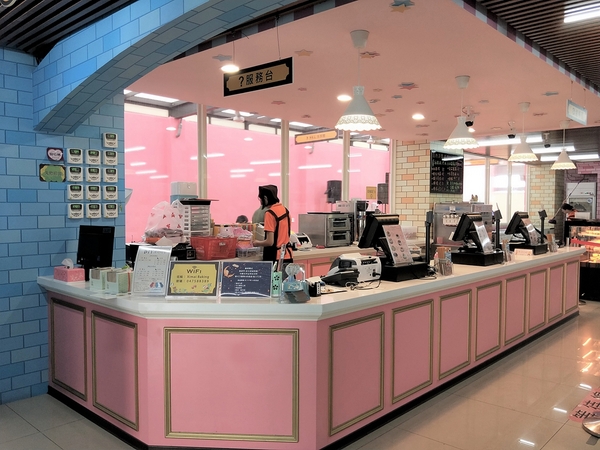 興麥蛋捲烘焙王國觀光工廠:【彰化線西景點】興麥蛋捲烘焙王國~童話風格拍照場景,彩虹樓梯色彩繽紛,蛋糕及甜品可口又美味