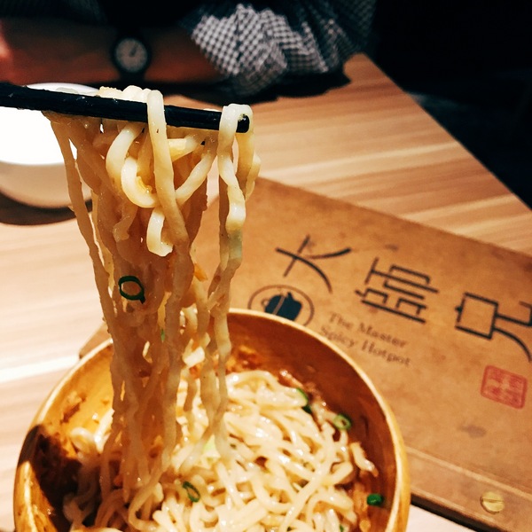 大師兄麻辣鍋：大師兄麻辣火鍋 │喝一口就上癮的麻辣湯頭，吃一口就銷魂的銷魂麵│南京復興微風廣場