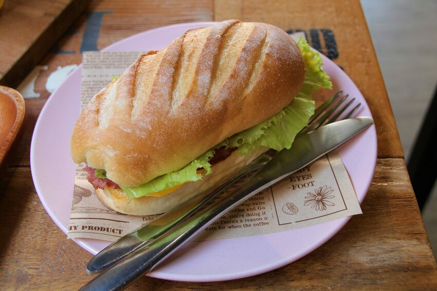 【桃園市中壢美食】有食候紅豆(中壢店)~繽紛夢幻的小歐洲色系│療癒的粉紅豬滾筒洗衣機│IG網紅美拍療癒打卡站 - 旅遊夜市趴趴走