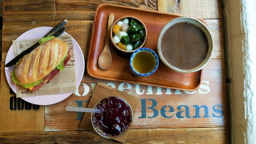 【桃園市中壢美食】有食候紅豆(中壢店)~繽紛夢幻的小歐洲色系│療癒的粉紅豬滾筒洗衣機│IG網紅美拍療癒打卡站 - 旅遊夜市趴趴走