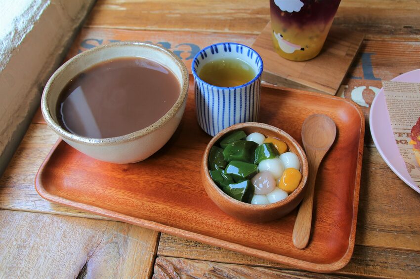 【桃園市中壢美食】有食候紅豆(中壢店)~繽紛夢幻的小歐洲色系│療癒的粉紅豬滾筒洗衣機│IG網紅美拍療癒打卡站 - 旅遊夜市趴趴走