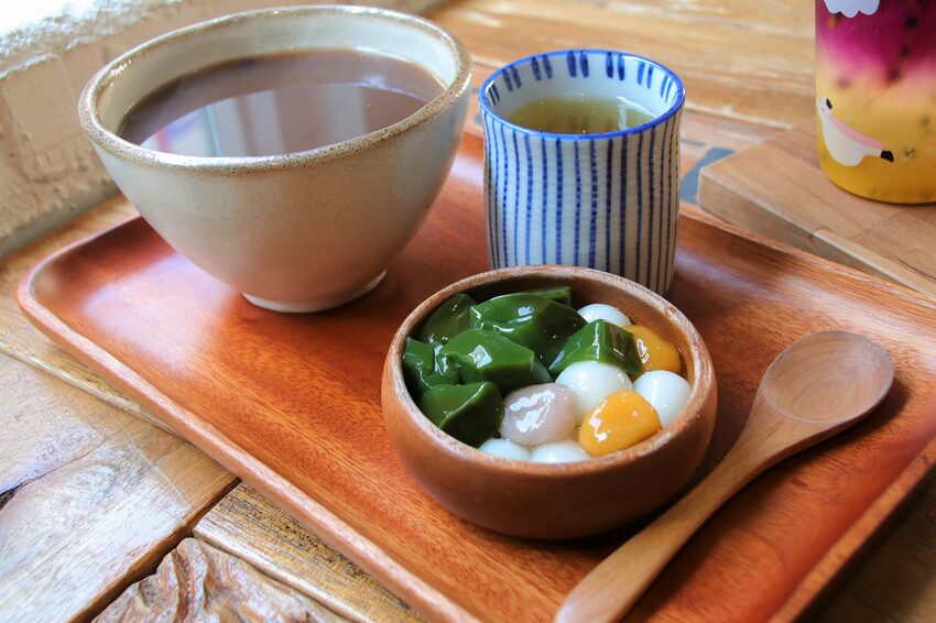 【桃園市中壢美食】有食候紅豆(中壢店)~繽紛夢幻的小歐洲色系│療癒的粉紅豬滾筒洗衣機│IG網紅美拍療癒打卡站 - 旅遊夜市趴趴走