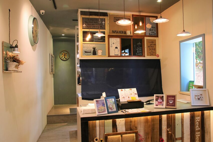 【桃園市中壢美食】有食候紅豆(中壢店)~繽紛夢幻的小歐洲色系│療癒的粉紅豬滾筒洗衣機│IG網紅美拍療癒打卡站 - 旅遊夜市趴趴走