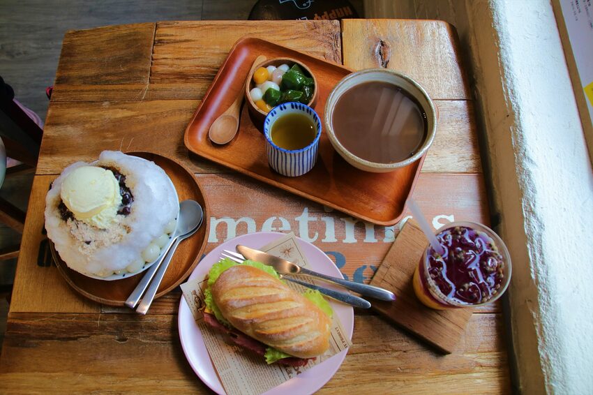 【桃園市中壢美食】有食候紅豆(中壢店)~繽紛夢幻的小歐洲色系│療癒的粉紅豬滾筒洗衣機│IG網紅美拍療癒打卡站 - 旅遊夜市趴趴走