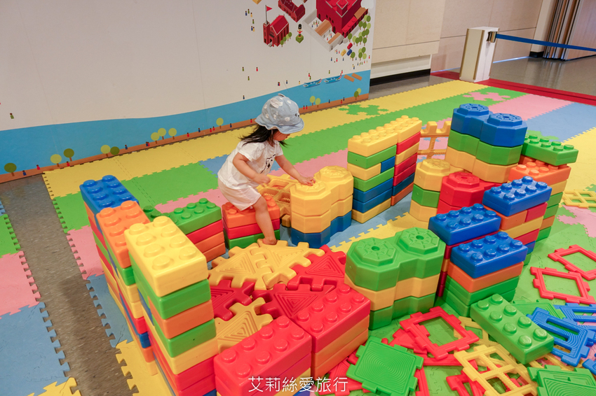 新北景點》免費玩淡水兩天一夜行程含0元住宿 淡水漁人碼頭仲夏繽紛樂 粉紅旋轉木馬 積木共和國 親子同遊 - 艾莉絲愛旅行