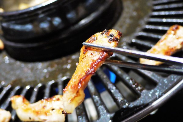 韓式烤肉終結王：【忠孝敦化 韓式烤肉】 韓式烤肉終結王 / 歐巴桌邊服務  / 捷運忠孝復興站 /內有完整菜單