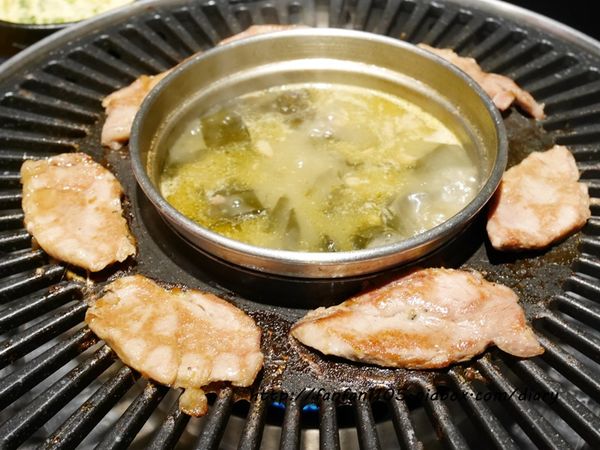 【忠孝敦化韓式烤肉】韓式烤肉終結王 韓國歐巴、韓國歐妮貼心桌邊服務 韓式小菜 冰淇淋無限供應 (29).JPG