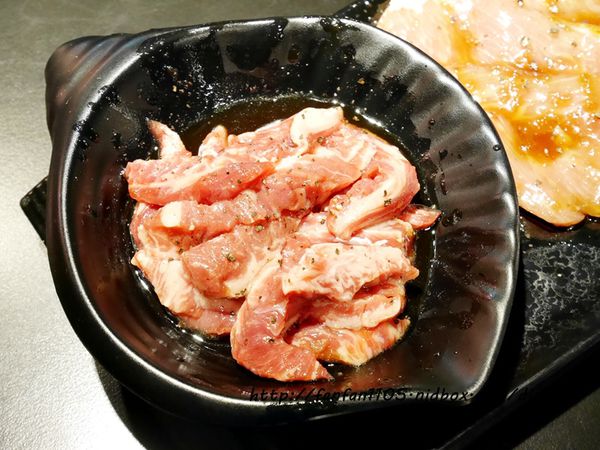 【忠孝敦化韓式烤肉】韓式烤肉終結王 韓國歐巴、韓國歐妮貼心桌邊服務 韓式小菜 冰淇淋無限供應 (18).JPG