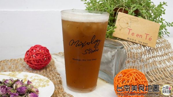 【台南市-中西區美食】讓茶韻有著曲線的圓潤展現，隨著溫度變化的呢喃細語而有不同的風味！『Te en Té 山露露茶吧』讓人享受屬於一杯茶的詩歌*´︶`*
