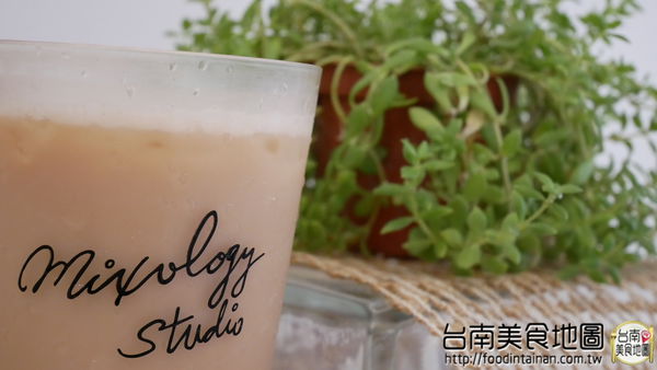 【台南市-中西區美食】讓茶韻有著曲線的圓潤展現，隨著溫度變化的呢喃細語而有不同的風味！『Te en Té 山露露茶吧』讓人享受屬於一杯茶的詩歌*´︶`*
