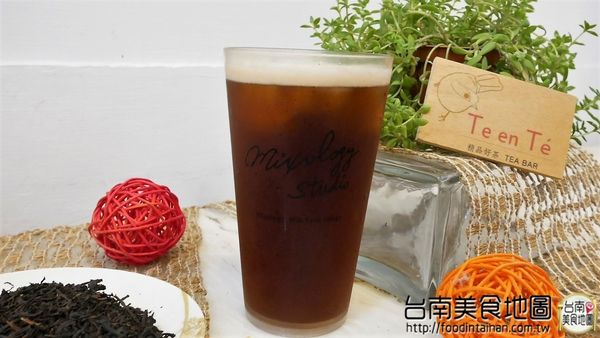 【台南市-中西區美食】讓茶韻有著曲線的圓潤展現，隨著溫度變化的呢喃細語而有不同的風味！『Te en Té 山露露茶吧』讓人享受屬於一杯茶的詩歌*´︶`*