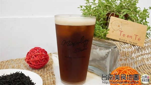 【台南市-中西區美食】讓茶韻有著曲線的圓潤展現，隨著溫度變化的呢喃細語而有不同的風味！『Te en Té 山露露茶吧』讓人享受屬於一杯茶的詩歌*´︶`*